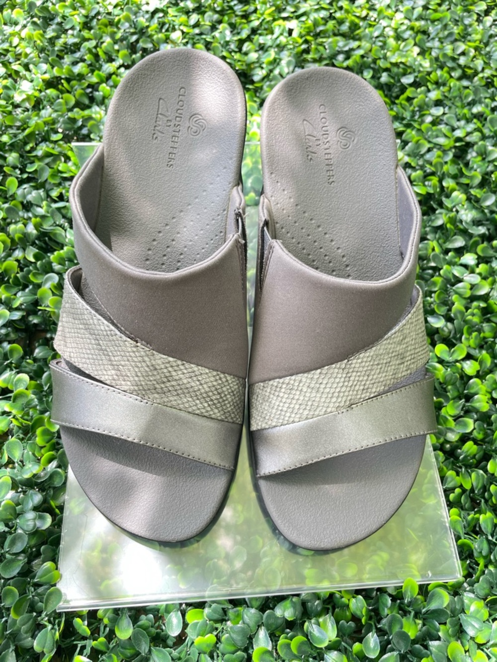 Clarks Gray metallic, Slide sandals, size 9